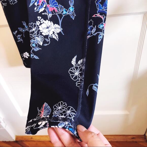 GAP Fit High-Rise Blue Floral Compression Leggings - Picture 9 of 11